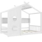 Lit cabane au sol avec étagères de rangement intégrées et toit en lattes