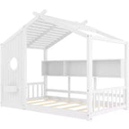Lit cabane au sol avec étagères de rangement intégrées et toit en lattes