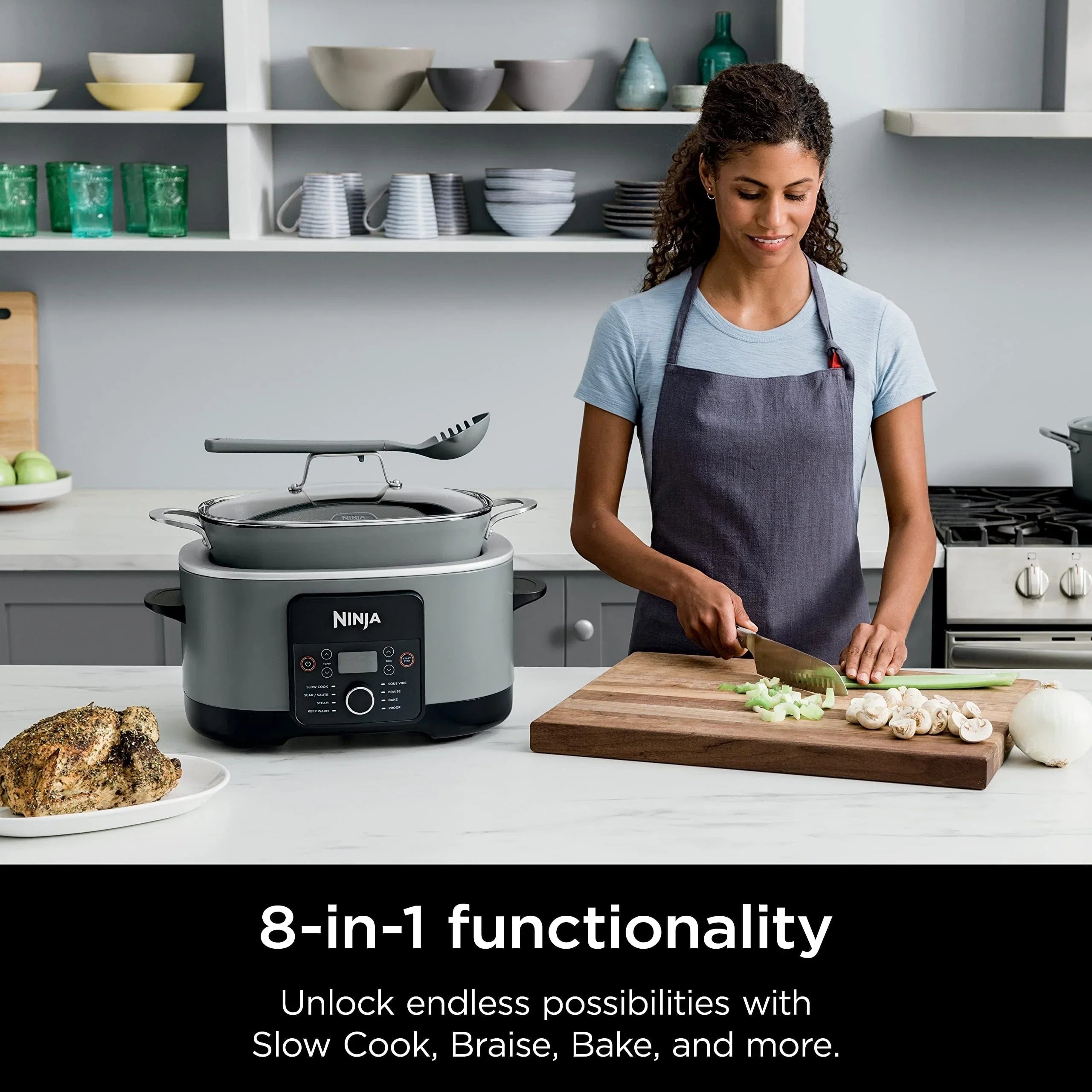 Mijoteuse multifonction de 8,5 pintes, avec 8 fonctions en 1 : mijoteuse, cocotte, cuiseur vapeur, couvercle en verre, cuillère intégrée, et pot allant au four jusqu'à 260 °C.