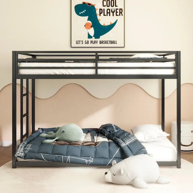 Lit superposé robuste en métal noir, de style jumeau sur jumeau, pour adulte, avec échelle et garde-corps, profil bas.