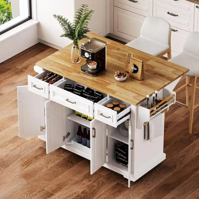 Grand îlot de cuisine avec rabat en bois, desserte de cuisine roulante texturée en relief avec portes et tiroirs avec rangement pour la cuisine, blanc